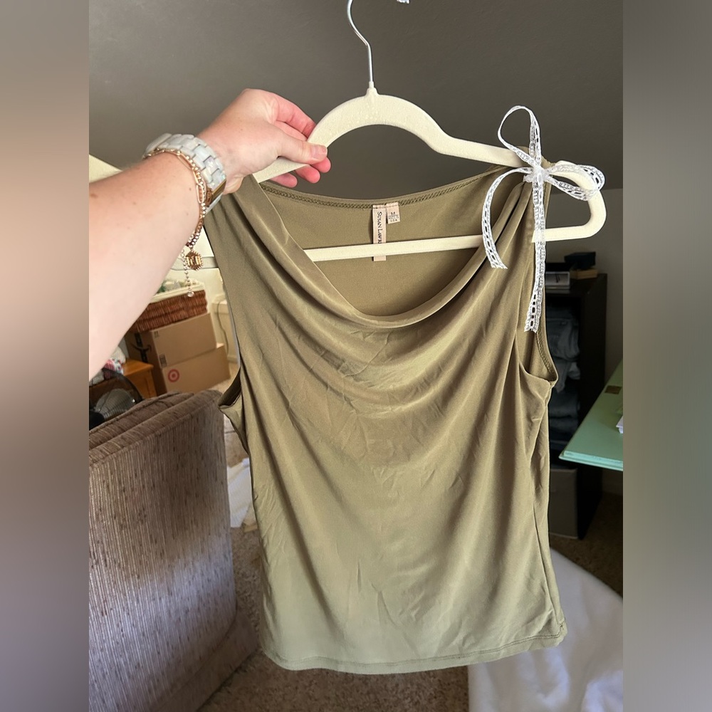 Green Cowlneck Tank Top w/ lace bow 🫶🏻 size Medium - Susan Lawerence 🩷💚